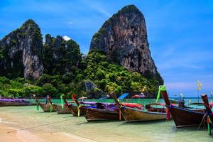 Longtail-Boote und Felsen am Railay Beach West, Ao Nang, Krabi, foto