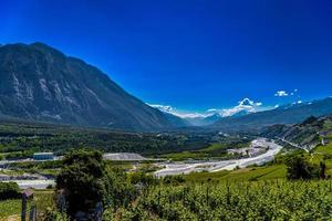 Weinberge und Fluss im Tal der Schweizer Alpen, Leuk, Visp, foto