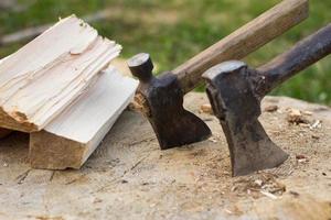 Nahaufnahme des Brennholzhackens, Landfoto mit Holz und Axt foto