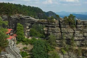 landschaft in den bergen im nationalpark der tschechischen schweiz, kiefernwald und felsen foto