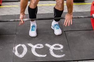 gewichthebegeräte, powerlifting-wettbewerb im freien, nahaufnahmen mit sportgeräten foto