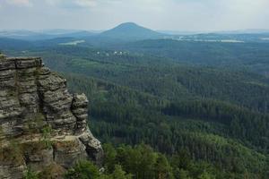 landschaft in den bergen im nationalpark der tschechischen schweiz, kiefernwald und felsen foto