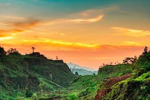 schöne naturlandschaft der bergkette mit sonnenunterganghimmel und wolken. Gebirgstal in Thailand. Landschaft der Bergschicht in der Abenddämmerung. Tropenwald. natürlichen Hintergrund. orange und goldener himmel. foto