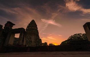 selektiver fokus auf den historischen park von phimai mit sonnenuntergangshimmel. wahrzeichen von nakhon ratchasima, thailand. Reiseziele. historische Stätte ist alt. altes Gebäude. klassische architektur des khmer-tempels foto