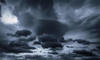 dunkler dramatischer himmel und wolken. hintergrund für tod und trauriges konzept. grauer Himmel und flauschige weiße Wolken. Donner und Sturmhimmel. trauriger und launischer Himmel. Naturhintergrund. toter abstrakter hintergrund. Wolkengebilde. foto