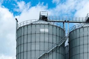 landwirtschaftliches Silo in der Futtermühlenfabrik. Großer Tank zur Lagerung von Getreide in der Futtermittelherstellung. Saatgutturm für die Tierfutterproduktion. kommerzielles Futter für die Vieh-, Schweine- und Fischindustrie. foto