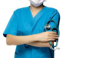 chirurg, arzt oder krankenschwester tragen eine blaue uniform und eine rosa gesichtsmaske. arzt steht mit verschränkten armen und hand, die stethoskop hält. Gesundheits-Experte. Krankenversicherungskonzept. Facharzt