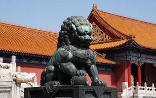 kaiserlicher Bronzelöwe in verbotener Stadt (Peking, China)