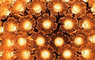 Blumenförmige Glaslampe. LED-Glühbirne dekorativ mit blumenförmigem Glas. dekorative Leuchte im klassischen Design-Stil. goldenes Licht für die Inneneinrichtung bei Festivals oder Veranstaltungen. Beleuchtung. foto