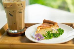 baskischer gebrannter Käsekuchen auf Teller foto