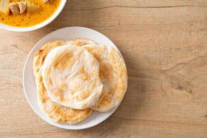 Hühner-Curry-Suppe mit Roti foto