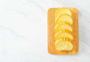 Kartoffelbrot auf Holzbrett geschnitten foto