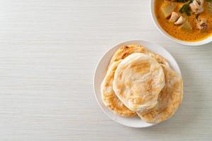 Hühner-Curry-Suppe mit Roti foto