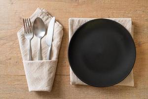 leerer Teller oder Schüssel mit Messer, Gabel und Löffel