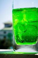 Blasen in alkoholfreien Getränken mit Glasschale