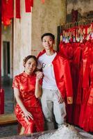 glückliches junges asiatisches paar in chinesischen traditionellen kleidern foto