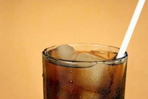 Glas Cola und Eis mit einem Strohhalm