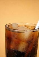 Glas Cola und Eis mit einem Strohhalm