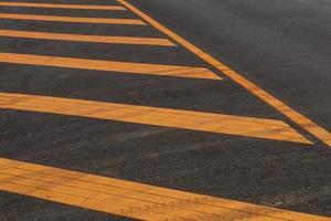 gelbes Liniensymbol auf einer neuen asphaltierten Straße. foto