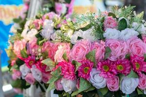 Wunderschöner künstlicher Strauß aus rosa und weißen Rosen. foto