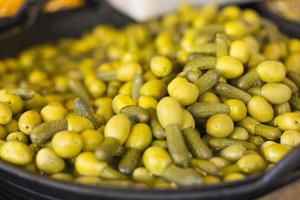 Oliven mit eingelegten Essiggurken gefüllt foto