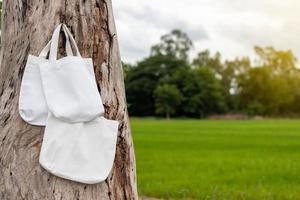 viele Stofftaschen, an denen verwesende Baumstümpfe hingen. foto