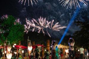 Feuerwerk über den Bäumen und Menschen auf dem Festival. foto