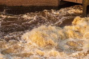 Starke Strömungen Wildbach mit altem Beton. foto