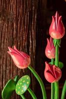 Rosa Lotus aus Holz mit Holzstangen. foto