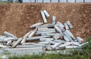 Betonpfeiler fielen auf die Bodenhänge. foto