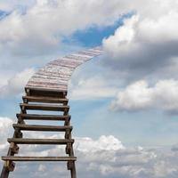 Holztreppen und Bambusbrücke zu bedeckten Wolken. foto