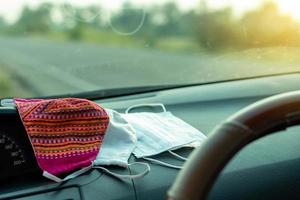 Viele Gesichtsmasken werden im Auto platziert. foto