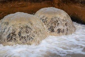 das Wasser floss und überschwemmte das Rohr stark. foto