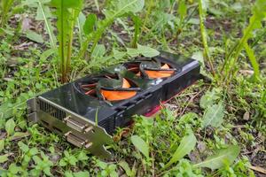 Computer-Grafikkarte, wegen Panne auf der Straße im Gras rausgeschmissen foto