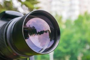 Nahaufnahme des Kameraobjektivs, in dem sich die Straße spiegelt foto