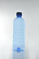 blaue Plastikflasche auf weißem Hintergrund foto