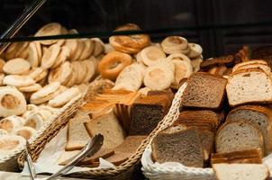 sortiertes Brot in Scheiben geschnitten