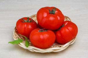 Tomaten im Korb foto