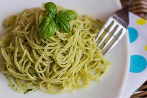 Spaghetti mit Pesto-Sauce foto