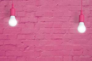 Rosa Ziegelwand mit Glühbirnen. Kopieren Sie Platz für Ihren Text oder Ihr Bild foto