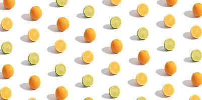 Banner mit Zitrusfrüchten in Scheiben geschnitten Orange und Limette isoliert auf weiss. abstrakter Sommerhintergrund foto