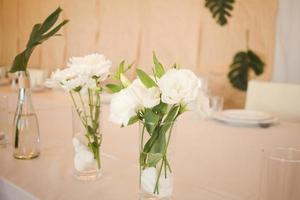 Hochzeitseinrichtung, Blumenschmuck, handgefertigtes einfaches Dekor foto