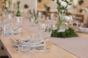 Hochzeitseinrichtung, Blumenschmuck, handgefertigtes einfaches Dekor foto