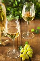 Weißwein in einem Glas auffrischen