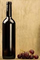 Flasche Rotwein auf hölzernem Hintergrund