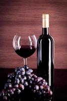 Wein und Traube auf einem Hintergrund einer Leinwand foto