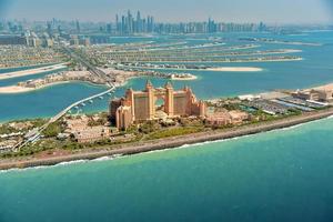 Panoramablick auf Dubai von Palm Island foto