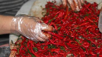 rote Chilischoten aus nächster Nähe, rote Chilis im Supermarkt foto