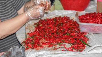 rote Chilischoten aus nächster Nähe, rote Chilis im Supermarkt foto