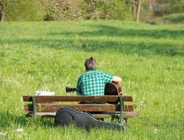 bergamo italien 2022 musiker spielt auf einem feld foto